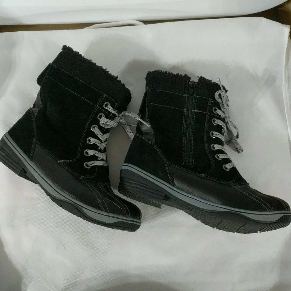 𝅺Khombu Kiara Black Leather and Faux Fur Winter Boots - size 8